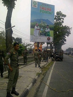 Satpol PP Pekanbaru Tertibkan Baliho Termasuk Baliho Bergambar SBY dan Bu Ani