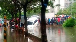 Lintasi Jembatan Tertutup Banjir, Mobil Nyungsep Kali di Cengkareng