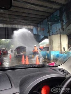 Pipa Pembuangan di Taman Lawang Bocor, Air Muncrat ke Jalan