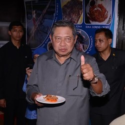 Yummy! SBY dan Ibu Ani Cicipi Kepiting Soka Crispy