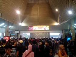 Rel Terendam di Pondok Betung, Ratusan Penumpang di Tanah Abang Menumpuk