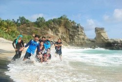 Liburan ke Pacitan, Wajib Mampir ke Pantai Klayar