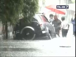 Jalanan Ibukota Banjir, Mobil Terperosok