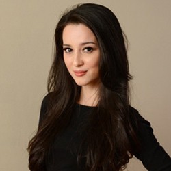 Tips Merawat Kecantikan dari Julie Estelle