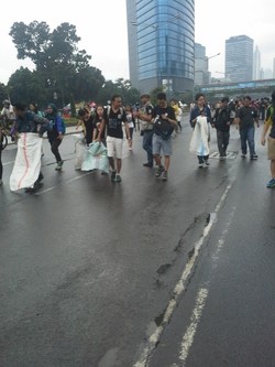 Jelang Earth Hour, WWF Indonesia Kumpulkan Sampah Plastik di Car Free Day