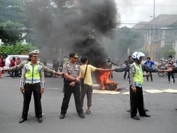 SBY ke Yogya, Mahasiswa Demo Bakar Bendera Demokrat