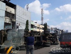 Kontainer Terguling di Jembatan Tiga, Lalu Lintas Tersendat