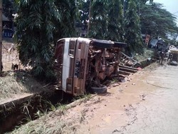 Mobil Ini Terguling Akibat Derasnya Arus Banjir di Jatiasih