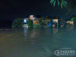Sungai Ciliwung Meluap, Jalan Jatinegara Barat Banjir 60 Cm