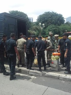 Aparat Gabungan Tegur Orang Pacaran dan Amankan PKL di Monas