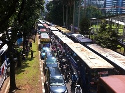 Seratusan Bus NasDem Parkir, Jl Jenderal Sudirman Macet