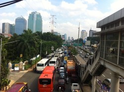 Jl Gerbang Pemuda Ditutup, Bus Massa NasDem Parkir di Jl Gatot Subroto