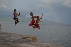 Potret Keceriaan Anak-Anak di Larantuka