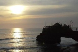 Sunset Jingga di Tanah Lot