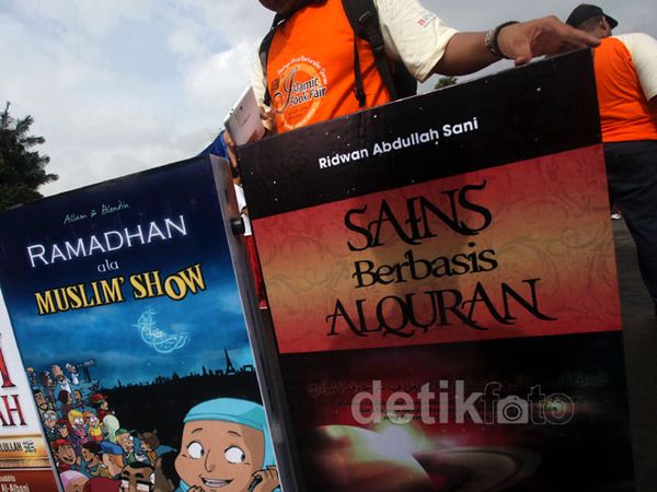 Replika Buku Raksasa di Car Free Day