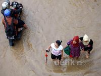 Jalan KH Abdullah Syafei Kembali Tergenang