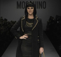 Telat Hampir 1 Jam, Katy Perry Disoraki Penonton Milan Fashion Week