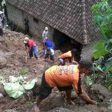 Lereng Lawu Longsor Timpa Rumah dan Akses Dua Kecamatan Putus