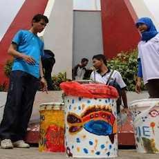 Komunitas Anak Jalanan Sindir Pemkot Mojokerto dengan Tong Sampah