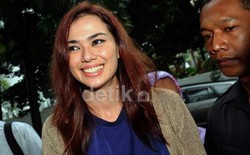 Usai Diperiksa KPK 5 Jam, Catherine Wilson Pulang Naik Mercy Hitam