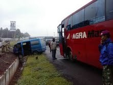 Ditabrak Bus, Mobil Carry Nyungsep di Tol JORR Arah Lebak Bulus