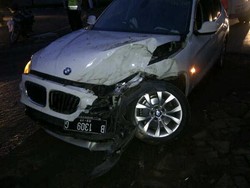 Tabrak Kios di Depan Apotek Senopati, Sebuah BMW Ringsek