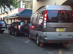 Penyidik KPK Bawa 1 Koper dan Kardus dari Ruko di Pondok Indah Terkait Anas