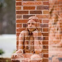 Anak-Anak Ini Terbuat dari Pahatan Batu Bata