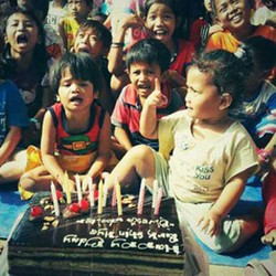 Fans Indonesia Rayakan Ultah Park Shin Hye Bersama Anak Jalanan