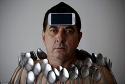 Wow! Busa Hingga Telepon Genggam Bisa Nempel di Tubuh Pria Ini