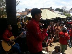 Donnie Ada Band Hibur Pengungsi di Sinabung