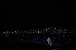 Demi Cacing, Ribuan Orang Turun ke Pantai Tengah Malam