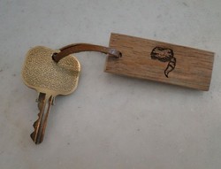 5 Hotel dengan Kunci Kamar Paling Unik