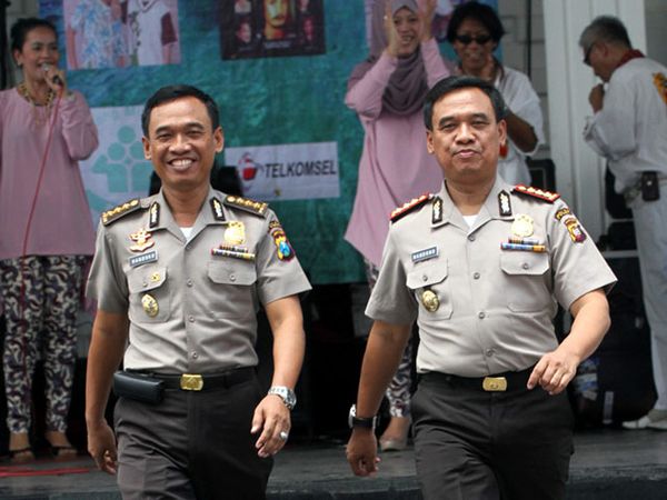 Polisi Kembar Ikuti Kontes Orang kembar