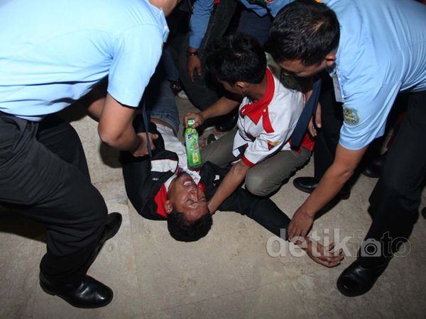 Setahun Diskors, Buruh Pingsan di DPR