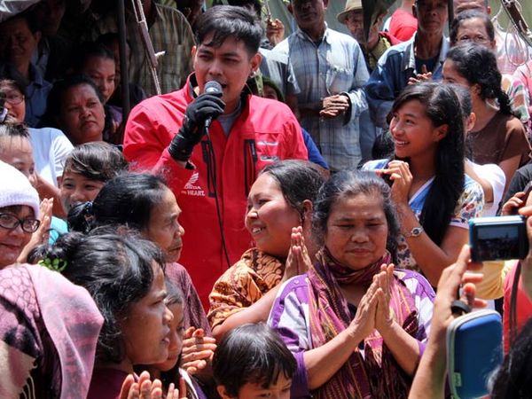 Donnie Ada Band Hibur Pengungsi Sinabung