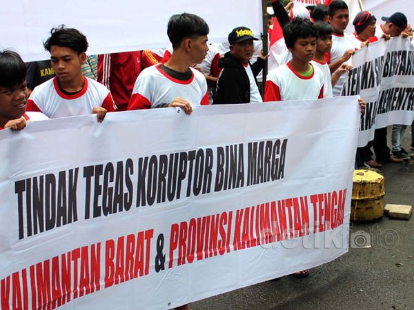 Pendemo Sambangi Kantor Kemen PU