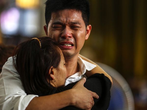 Air Mata Duka Keluarga Korban Ledakan di Bangkok