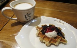 Caffe Bene: Menyeruput Misugaru Latte Berteman Cream Cheese Wafel Gurih