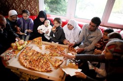 Saat Konflik Perang, di Penjara dan Menganggur, Pizza Tetap Jadi Favorit di Dunia (2)