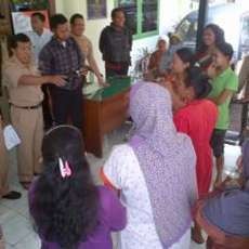 Ibu-ibu Demo KPU Pasuruan Tuntut Dipekerjakan Pelipatan Kertas Suara