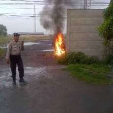Seorang Jambret Tertangkap Massa, Motor Dibakar