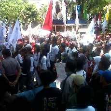 Ratusan Buruh Beri Dukungan Rekannya Sidang Vonis di PN Jombang