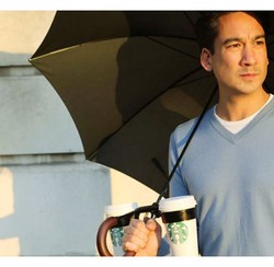 Morella, Pegangan Gelas untuk Memudahkan Minum Kopi Sambil Membawa Payung