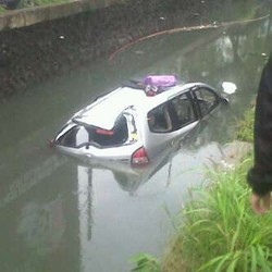Mobil Minibus Nyemplung di Kali Depan Pluit Village