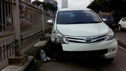 Ngantuk, Pengemudi Avanza Menabrak Separator Busway di Buncit