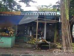 Memprihatinkan, Halte di Palmerah Berubah Jadi Kios Es Kelapa Muda