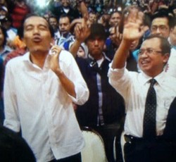 Di Depan Ribuan Buruh, Jokowi Goyang Bareng Priyo dan Ribka