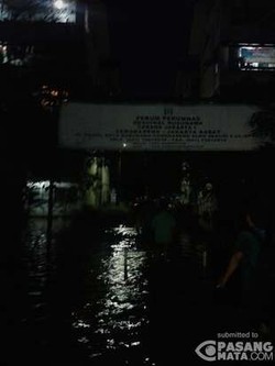Tak Ada Hujan Seharian, Rusun di Cengkareng Ini Justru Banjir 50 Cm