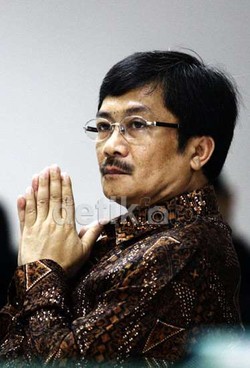 Sumpah Bantahan Tri dan Keyakinan 100% Rudi Soal Duit THR